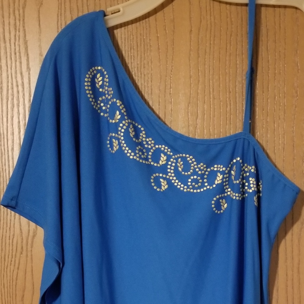 Beautifully detailed, off the shoulder shirt